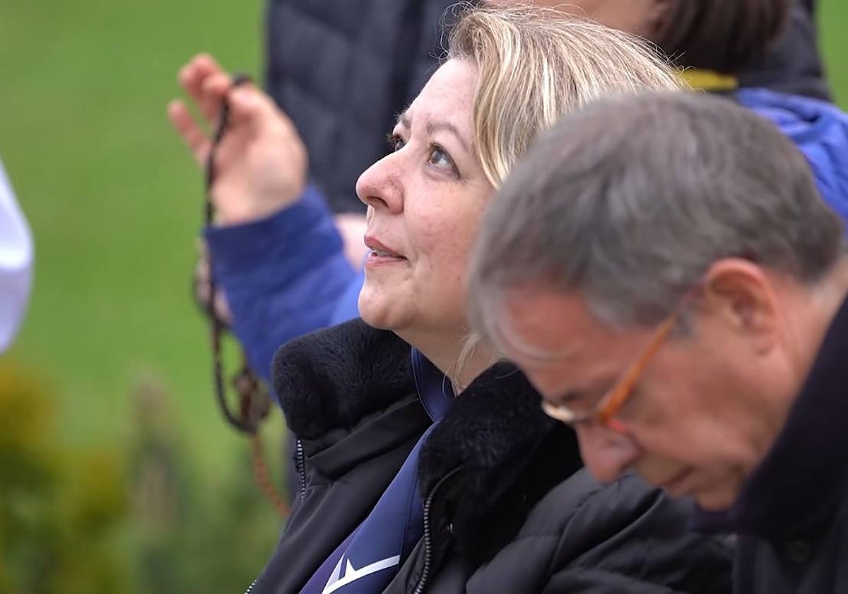 La devota Gisella Cardia rezando a la Virgen de Trevignano