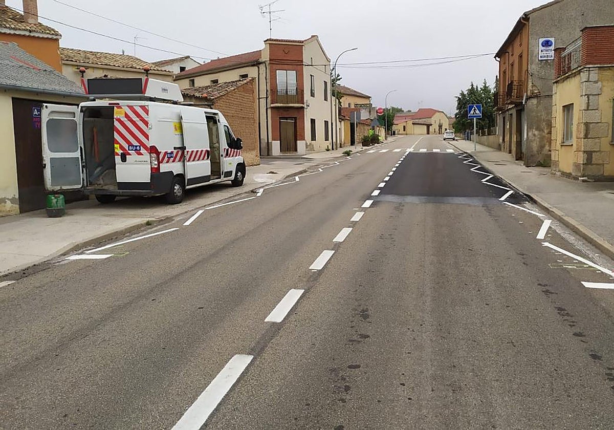 Un tramo de carretera pintado con las nuevas líneas quebradas