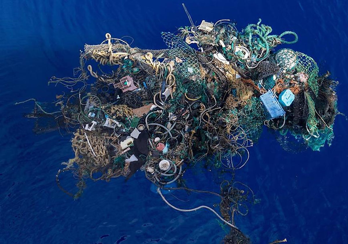 Redes atrapan restos de la gran isla de basura del Pacífico