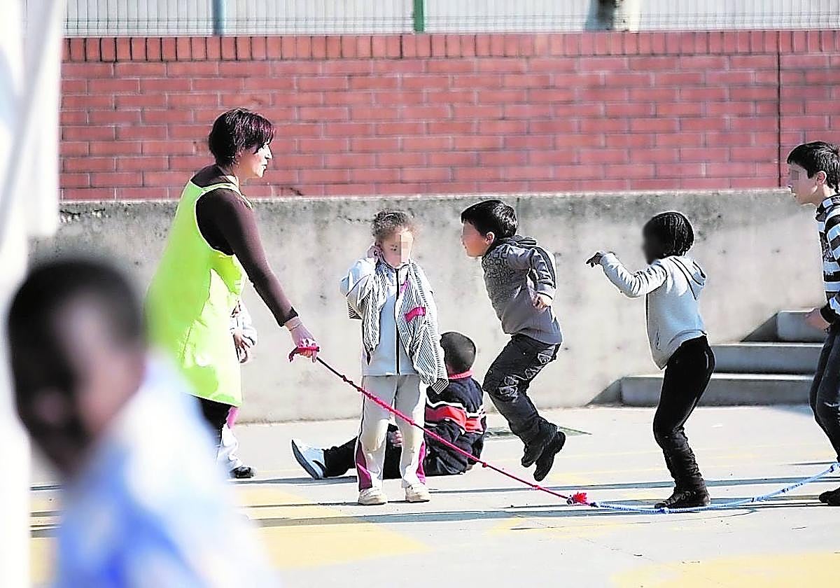 Varios niños juegan durante el recreo en un colegio de Gerona