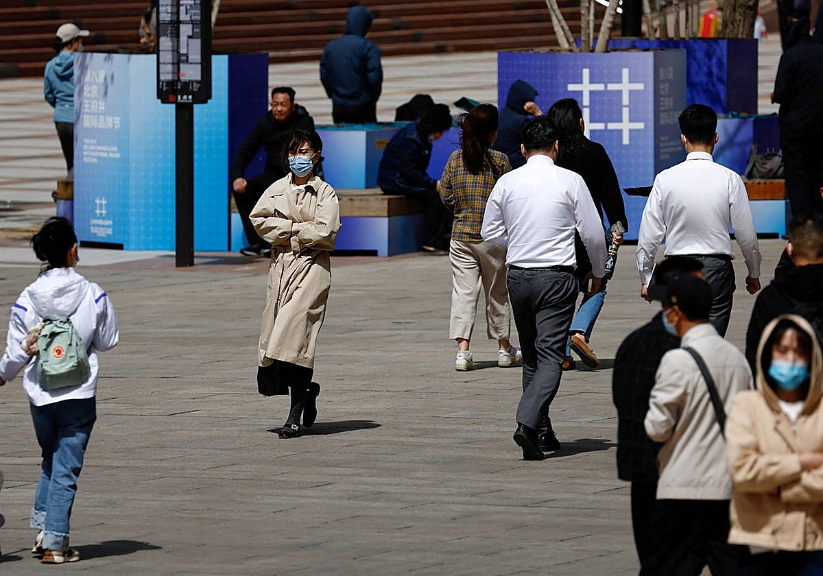 Varias personas pasean por Pekín