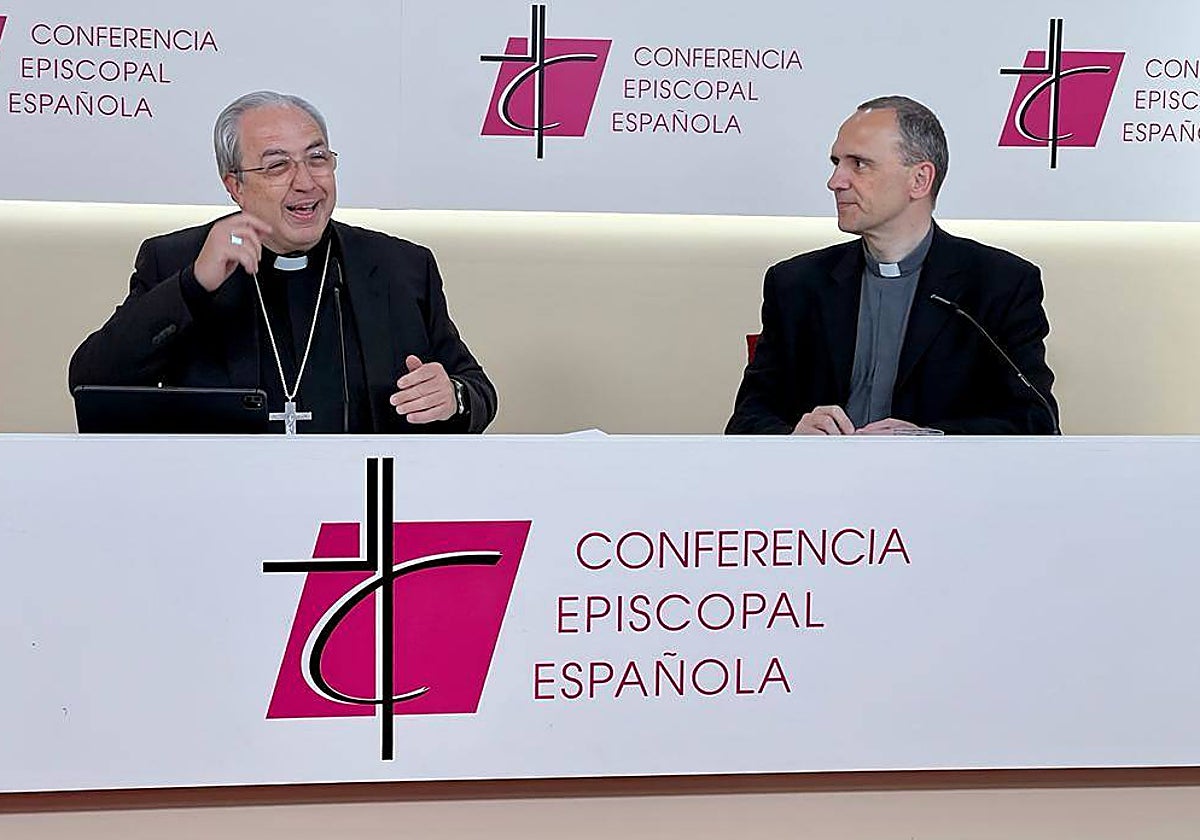El portavoz de los obispos, García Magán, a la izquierda, en un momento de su comparecencia
