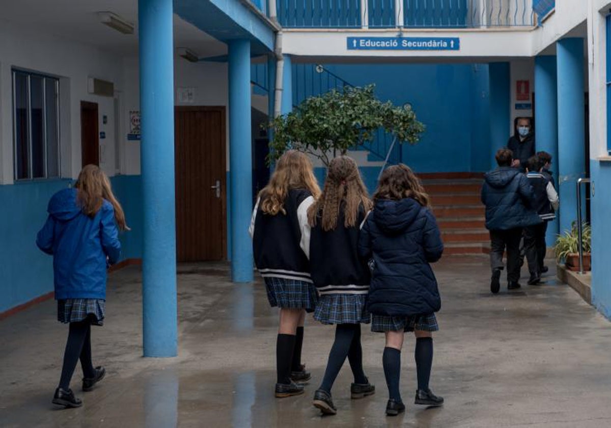 Un grupo de alumnas pasea por los pasillos de un colegio de Palma