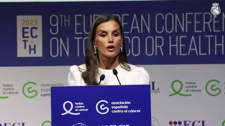 La reina Letizia defiende que aumentar el precio del tabaco "reduce su consumo"