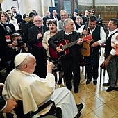 El Papa se reúne con refugiados en Hungría, la piedra en el zapato de Orbán