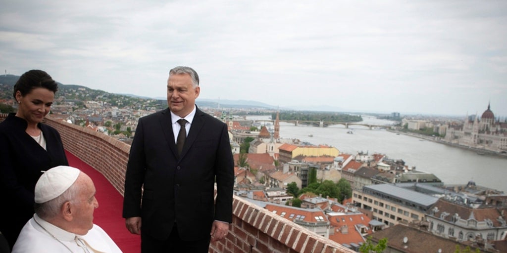 El Papa se reencuentra con refugiados en Hungría, la piedra en el zapato de Orbán