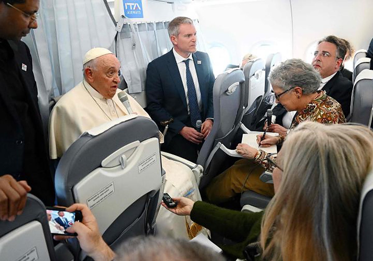 El Papa habla con los periodistas, a bordo del avión papal, durante el vuelo de regreso desde Budapest