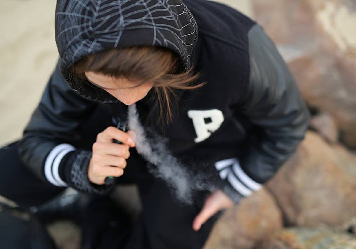 Un menor fumando vaper