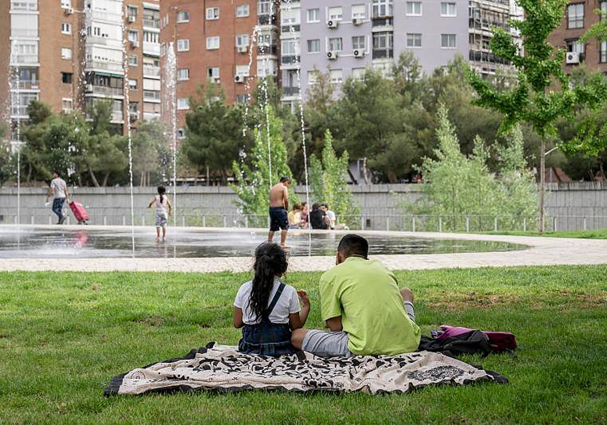 Imagen de Madrid durante los días de calor que han caracterizado el pasado mes de abril/ Vídeo: «Nunca había sufrido tanto por mis abejas»
