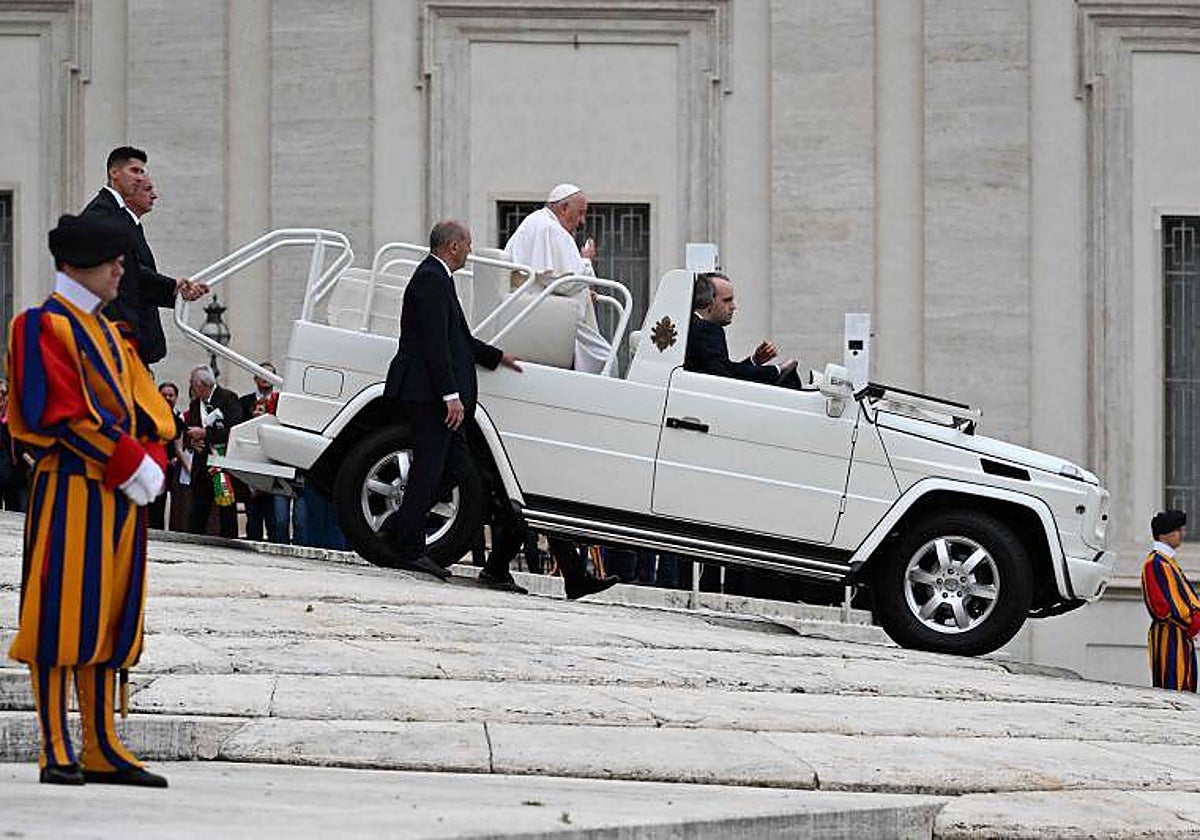 Francisco, al término de la audiencia, recorre la plaza de San Pedro para saludar al público asistente desde el papamóvil
