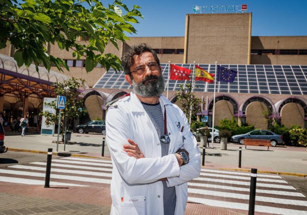 Javier Esteban, jefe de Medicina Interna en el Hospital de Getafe tiene 56 años pero no puede prescindir económicamente de las guardias