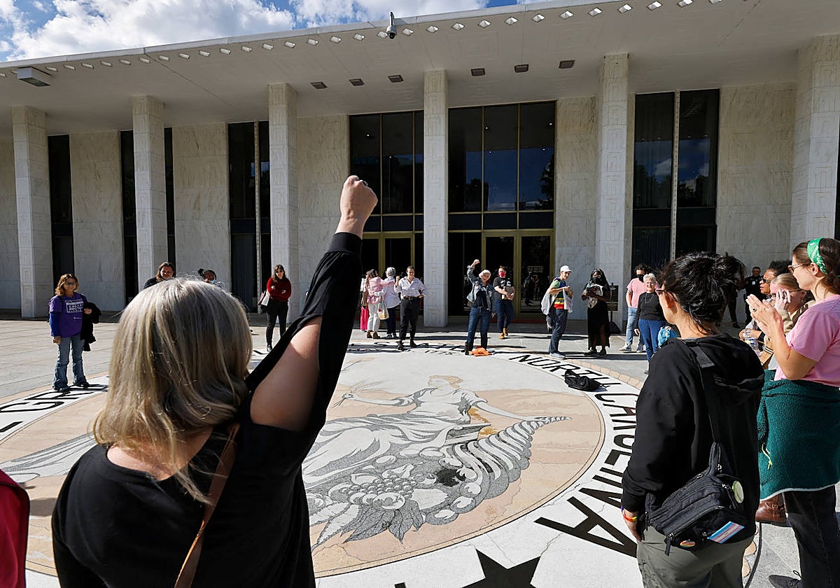 Defensoras del aborto protestan frente a la Cámara de Representantes en Carolina del Norte