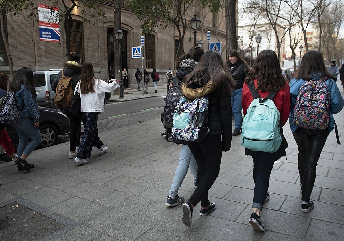 Adolescentes por las calles de Madrid