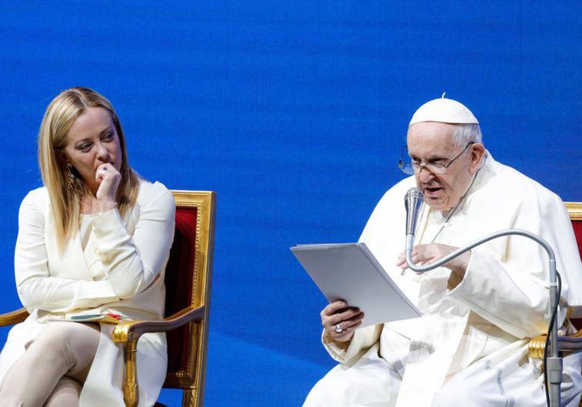 La primera ministra de Italia, Giorgia Meloni, junto al Papa Francisco en el acto sobre natalidad