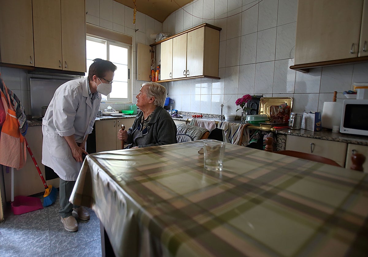Una médico rural atiende a un enfermo en su domicilio
