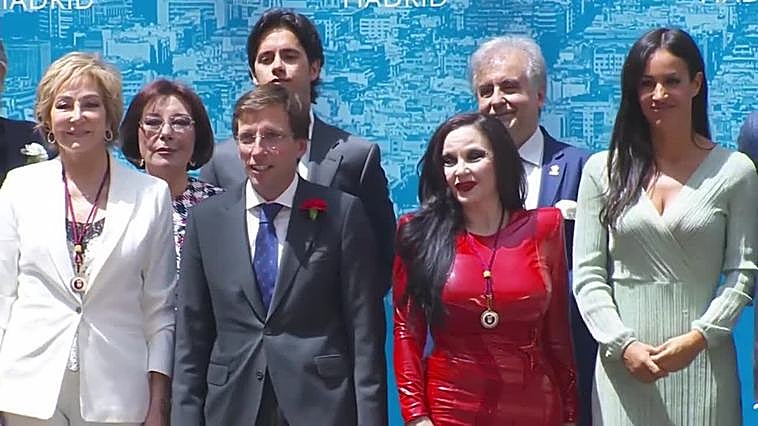 Foto de familia con los premiados con las Medallas de Oro y de Madrid