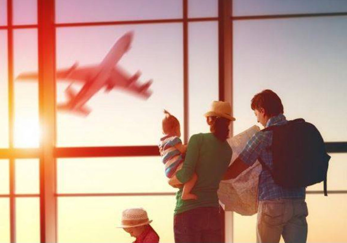 Una familia, en un aeropuerto en una imagen de archivo
