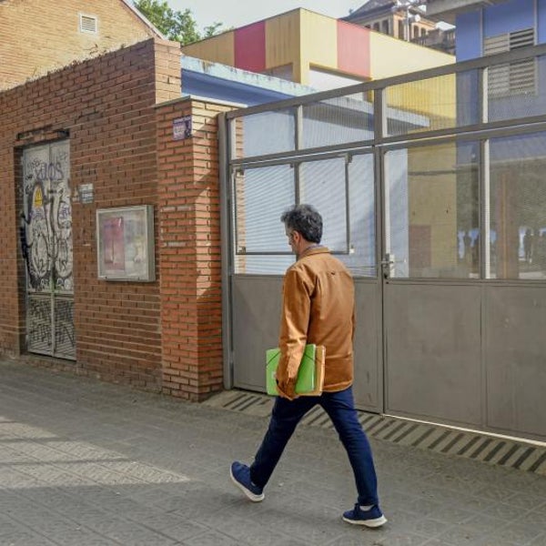 Una escuela usa su proyecto lingüístico para instruir a los docentes para que vigilen si se habla en catalán en el patio