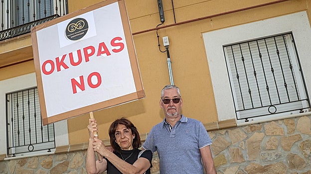 Los propietarios de una vivienda okupada en El Molar protestan frente al inmueble