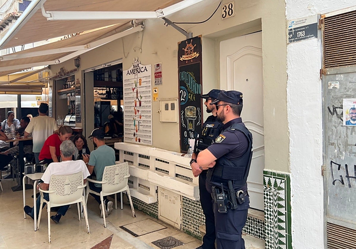 La Policía Nacional custodia el piso en Torremolinos donde esta semana presuntamente un agresor persistente mató a Paula, una joven de 28 años