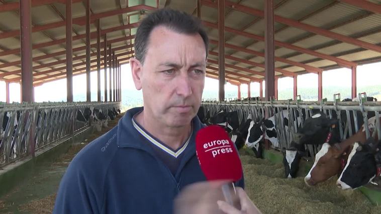 Ganadero señala que "será difícil" alimentar a sus vacas por la sequía