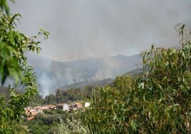 Se reduce a nivel 1 de peligrosidad el incendio de Hurdes aunque los vecinos de Ovejuela siguen evacuados