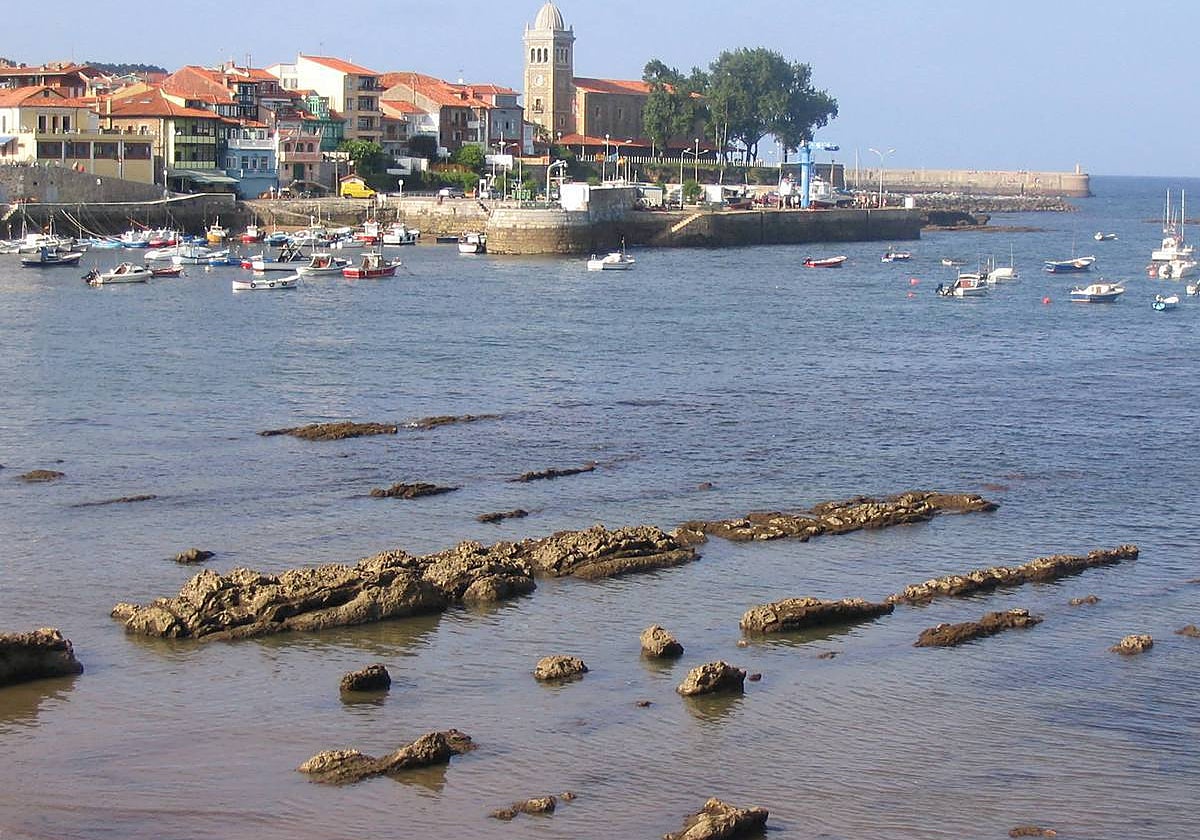 Vista del muelle de Luanco (Asturias)