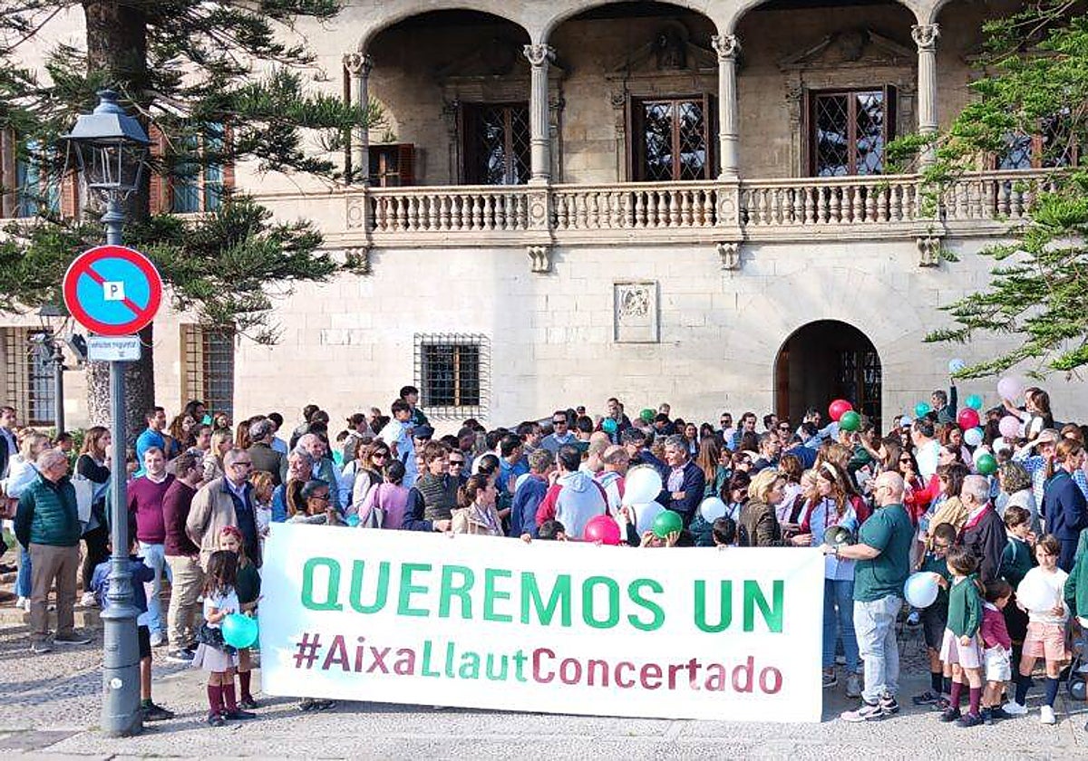 Familias del colegio Aixa y Llaüt protestan frente a la sede del Gobierno balear
