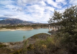 Rescatadas dos chicas que se lanzaron al agua en un pantano en Málaga para huir de jóvenes que las agredían