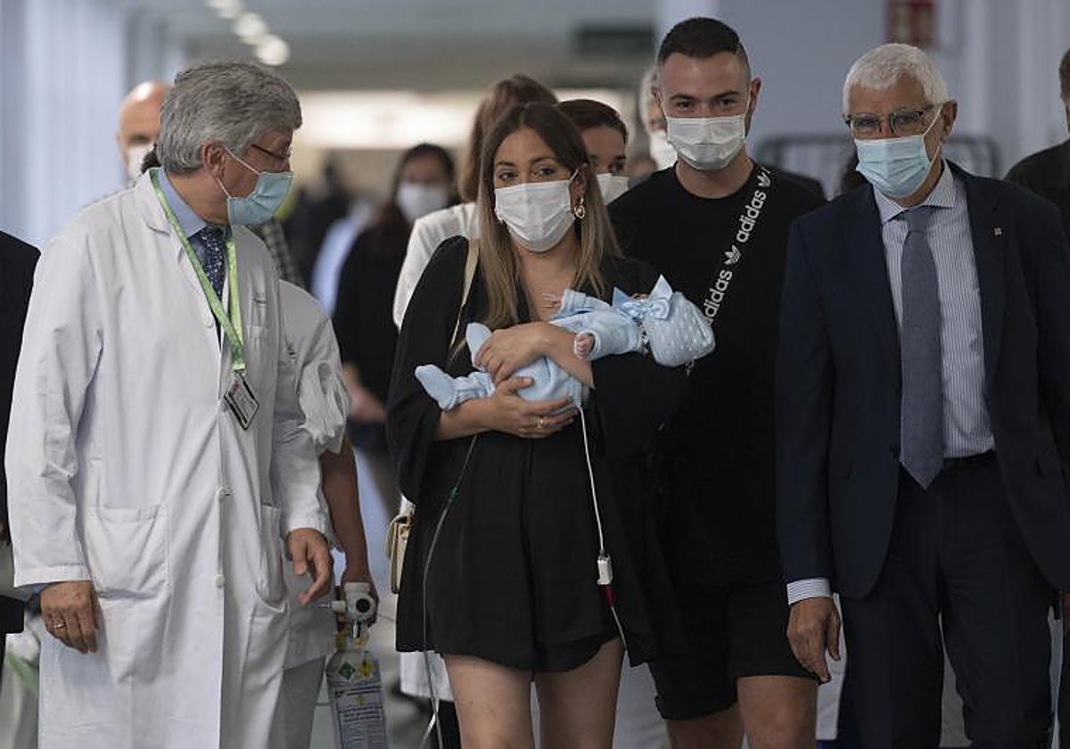 Los padres con su hijo recién nacido, rodeados del equipo médico del Hospital Clínic