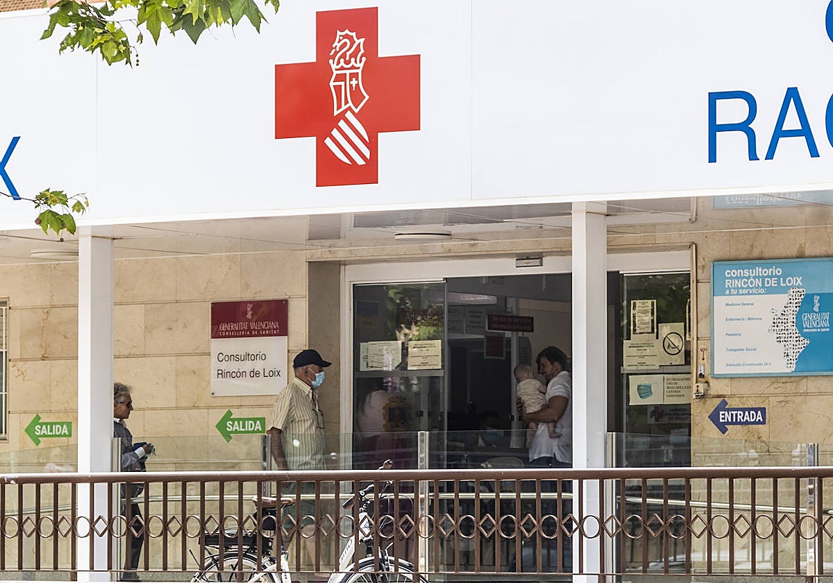 Pacientes entran a un centro de salud en Benidorm