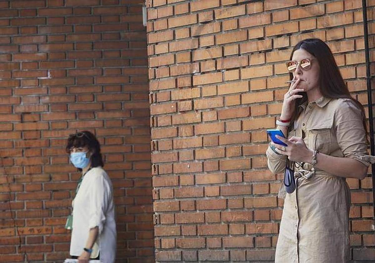 Una chica fuma en una imagen de archivo