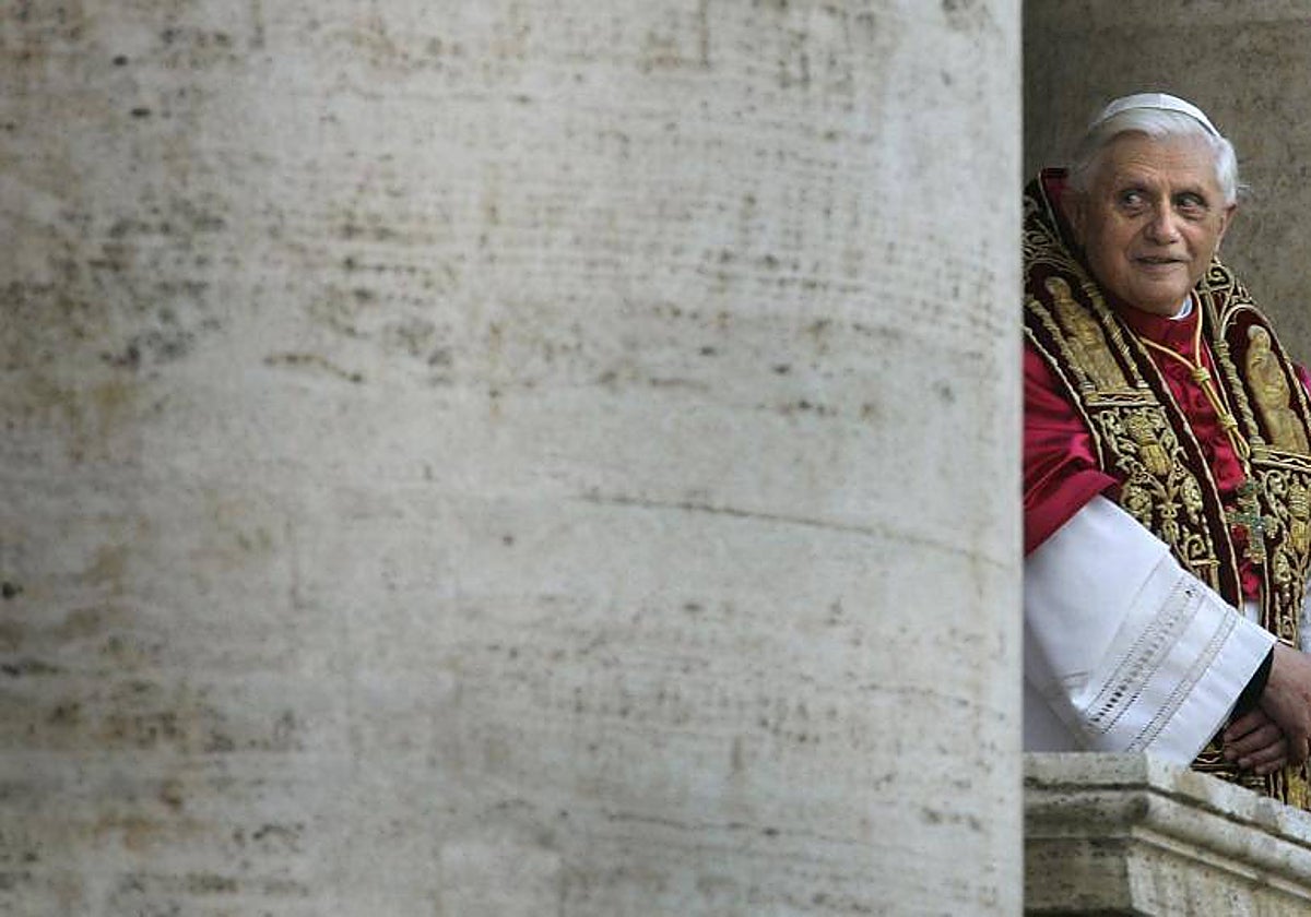 Benedicto XVI en el «balcón de las bendiciones» de la plaza de San Pedro el día que fue elegido