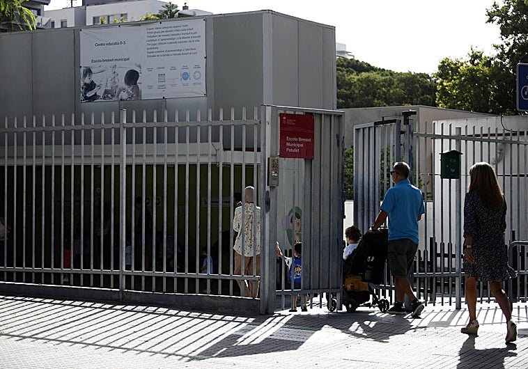 Varios padres llevan a sus hijos a la escuela infantil