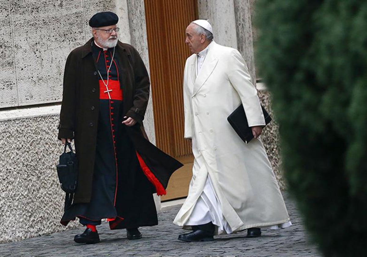 El Papa Francisco conversa con el cardenal arzobispo de la ciudad, Sean Patrick O'Malley, en 2015