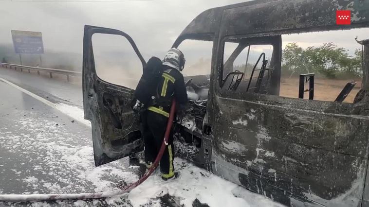 Arde una ambulancia que transportaba a 5 personas en la AP6