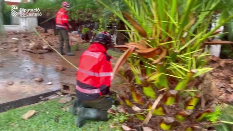 Bomberos rescatan a siete personas atrapadas por el agua en la provincia de Castellón