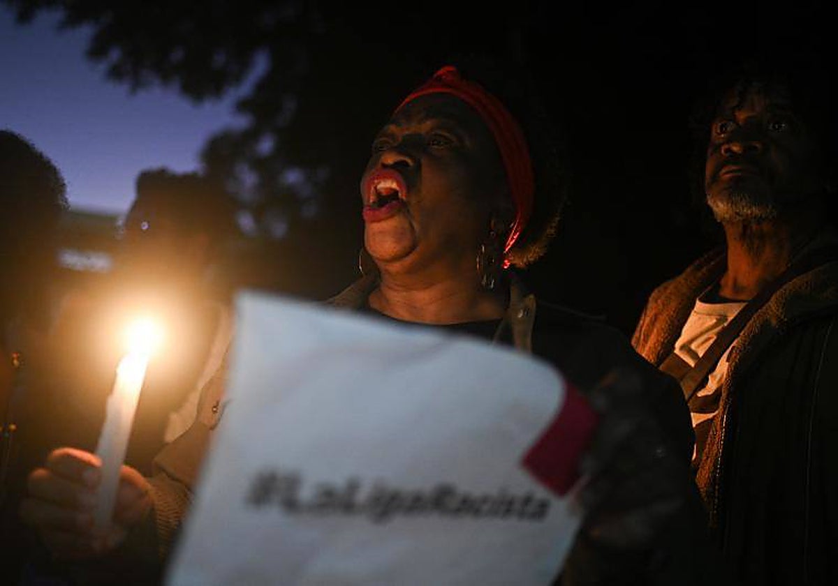 Manifestantes frente a al embajada española en Brasilia con un cartel con el lema #LaLigaRacista