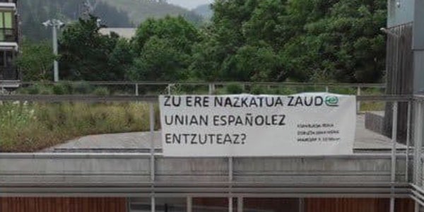 «¿Tú también estás asqueado de oír español en la uni?»: el polémico cartel de un campus de País Vasco