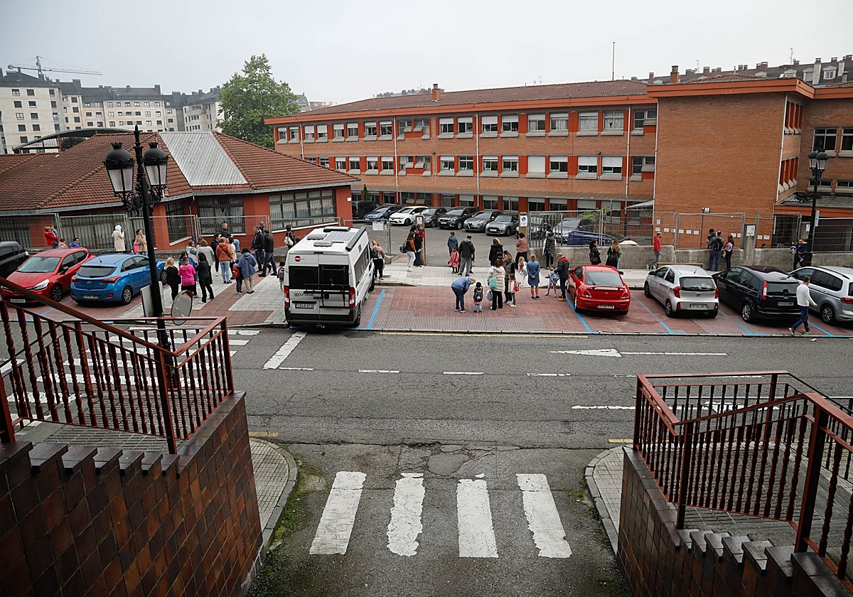 En el colegio público de La Ería, el AMPA y el profesorado están dolidos por la tesis del acoso escolar que los puso en tela de juicio. Las gemelas cursaban sexto de Primaria y su hermano Arsiny, de 10 años, estudia en el mismo centro