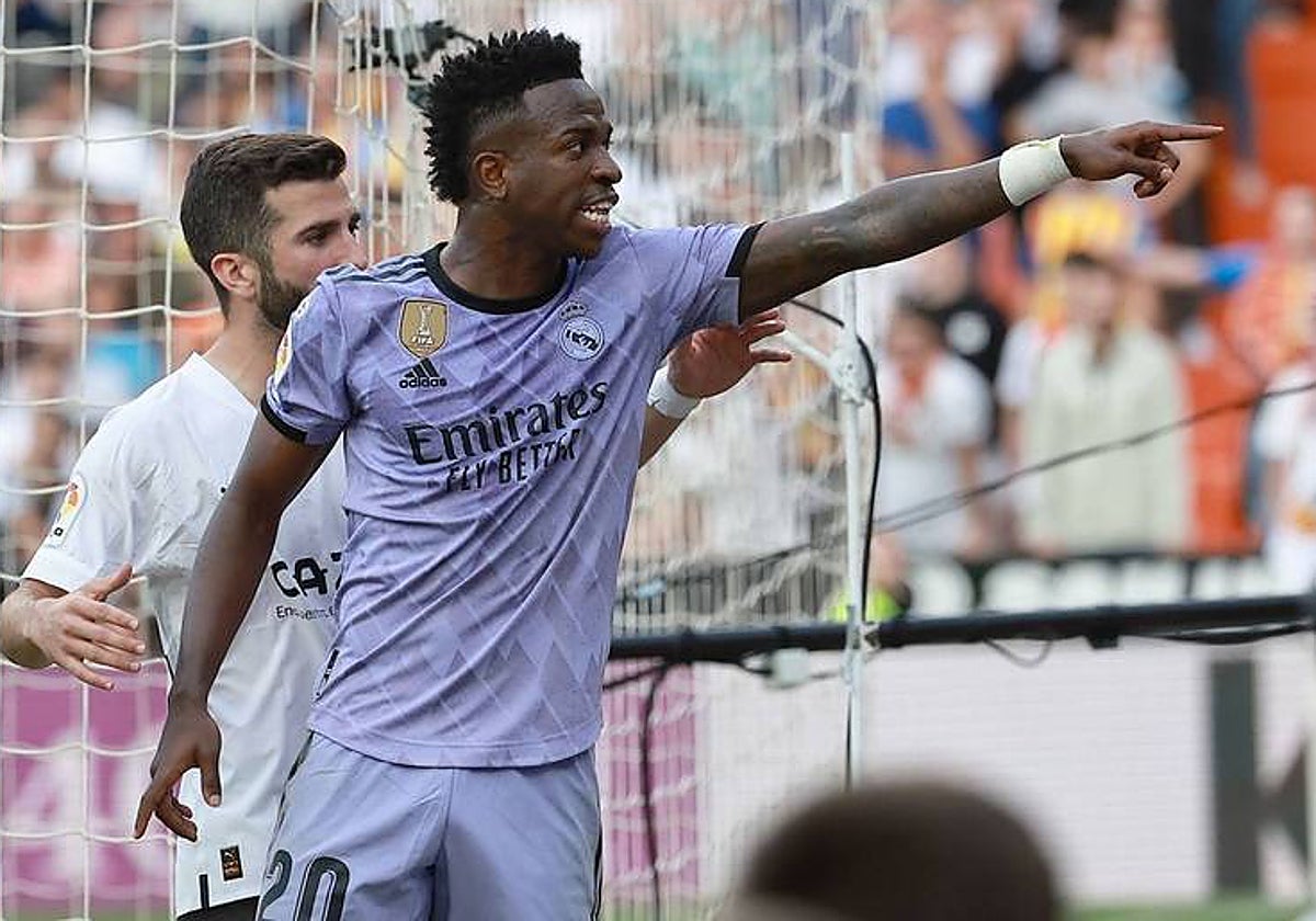 Vinicius se encaró con los aficionados que le insultaron en Mestalla