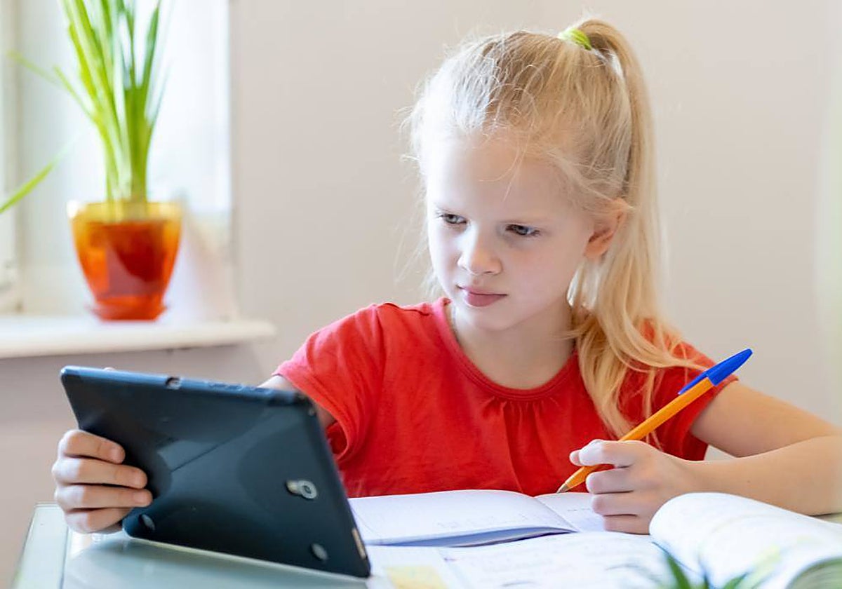 Una niña estudia con una tableta