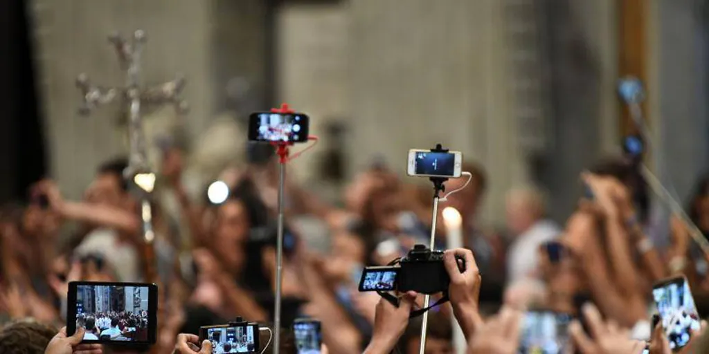 El Vaticano pide a los católicos que se autocensuren en redes