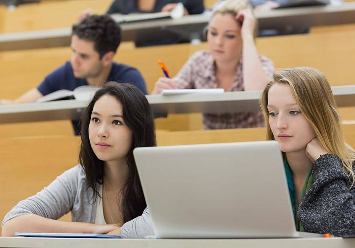 Alumnas asisten a una clase