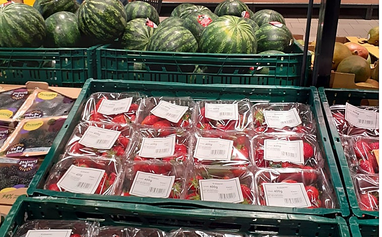 Imagen principal - Ninguna fresa que se vende en los supermercados alemanes procede de España