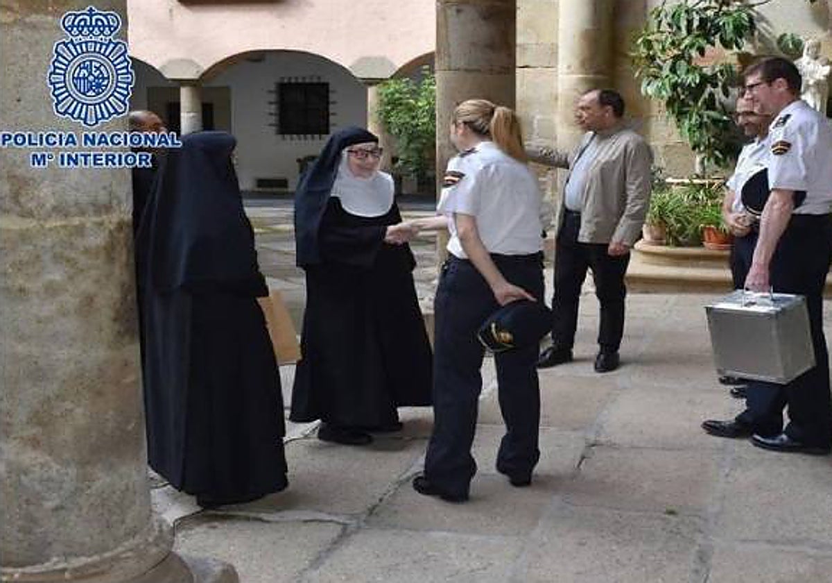 Monjas del Convento del Cristo de Vitoria reciben el cáliz robado de manos de agentes de la Policía