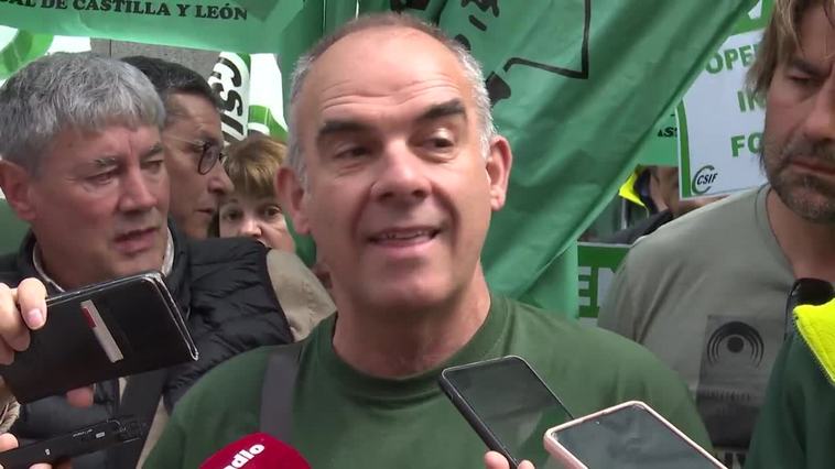 Unos 400 trabajadores de incendios de CyL se concentran en la Consejería: "Nos sentimos engañados"