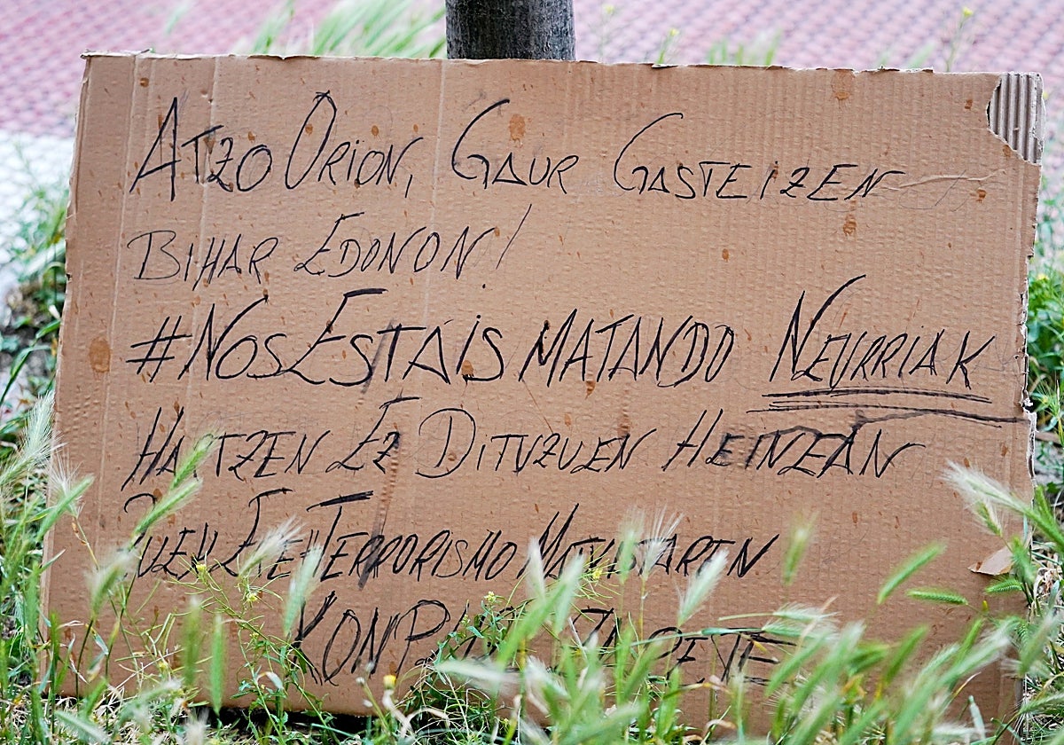 Un cartel contra el crimen machista en Vitoria, donde se ha registrado esta semana el asesinato número 20 de 2023, el de Maialen, embarazada de gemelos de su presunto asesino, Jaime