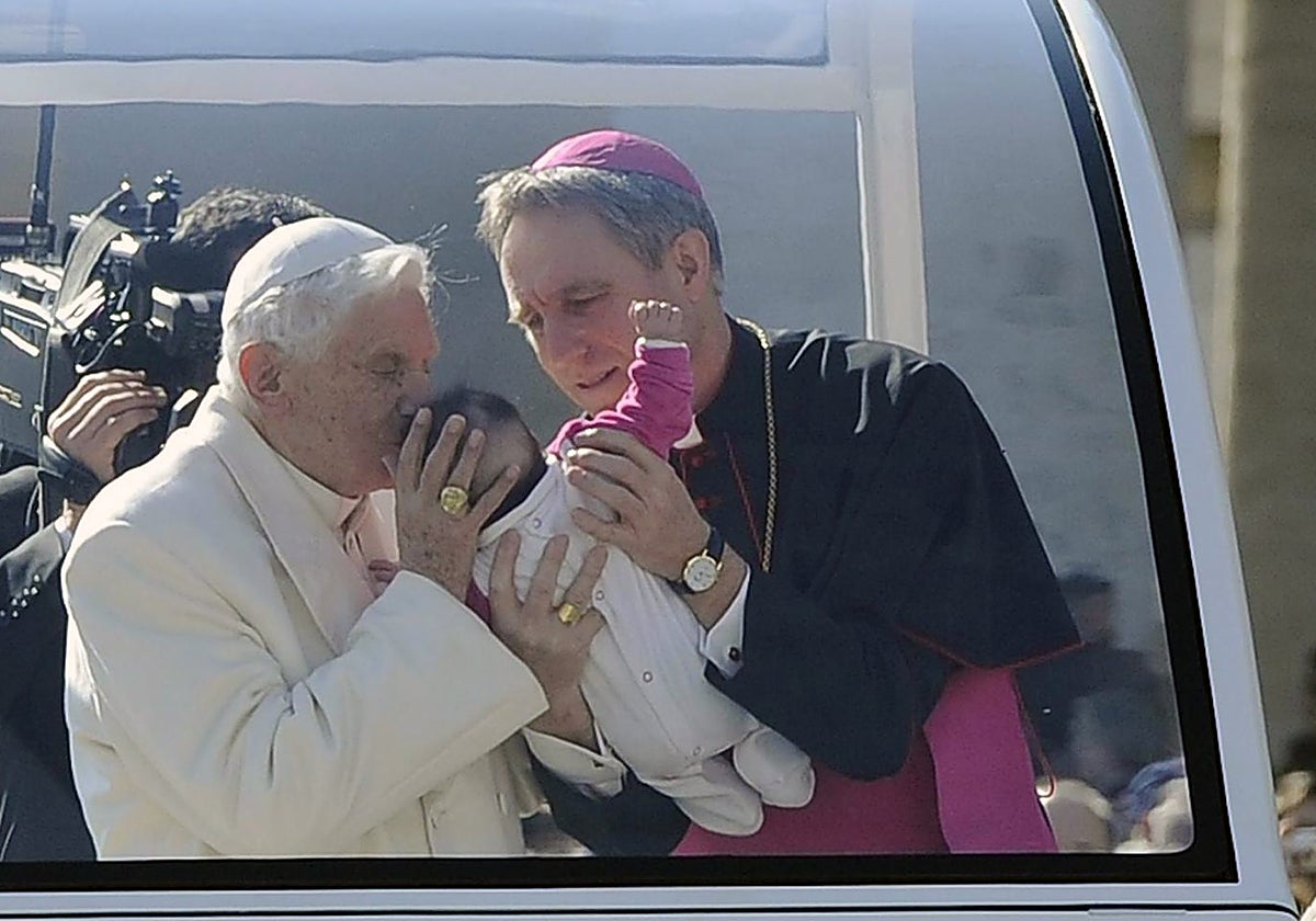 Benedicto XVI junto al arzobispo Georg Gänswein