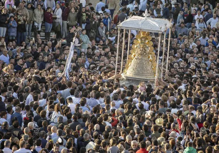 Miles de fieles procesionan a «La Blanca Paloma» en El Rocío este lunes